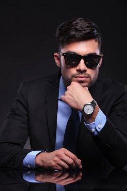 dalgın genç iş adamı sana baktığı gibi.