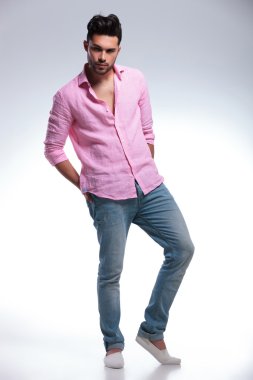 Genç Moda adam ile arka cepler eller