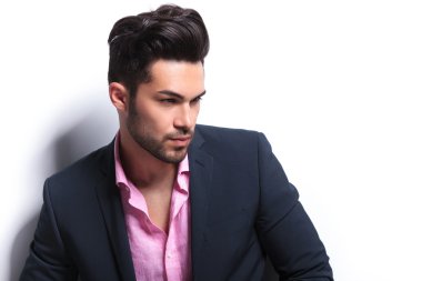 Genç Moda adam onun tarafına bakan
