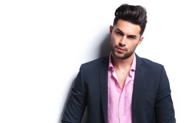 Genç Moda adam kameraya bakan