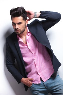 Genç Moda kafasını scrathes dostum