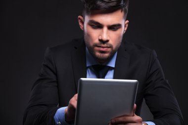 genç iş adamı onun tablet üzerinde çalışan