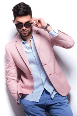 Casual adam elini cebine ile güneş gözlüğü alır