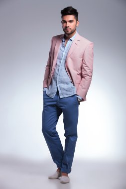 Casual adam ellerini cebinde