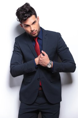 iş adamı göğüs cebinde de arama yapar.