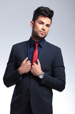 iş adamı ellerini lapels üzerinde tutar.