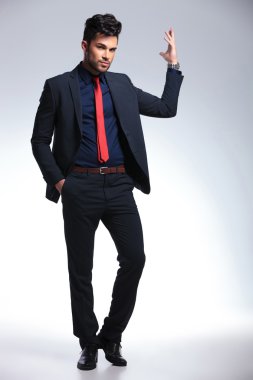 bir eli cebinde olan iş adamı