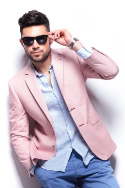 casual adam elini cebine ile güneş gözlüklerini sabitleme