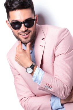 Casual adam çenesini parmaklar