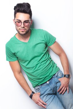 başparmak aşağı bakıyor ceplerinde Casual adam