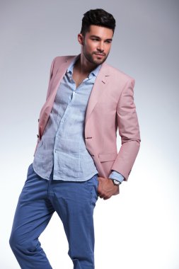 başparmak ile Casual adam arka cepler görünüyor uzakta