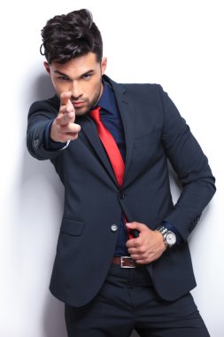 iş adamı seni vurmak gibi görünüyor.