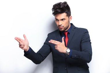 iş adamı elleriyle ateş