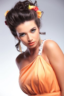 güzellik kadın sensually kameraya benziyor