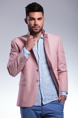 Casual adam eliyle yaka ve cep