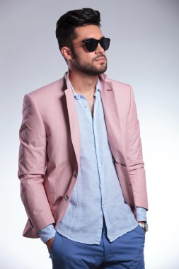 casual adam uzakta her ikisi ile seyir ceplerinde eller