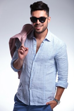 Casual adam gülümsüyor omuz üzerine ceket ile