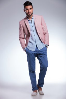 Casual adam ceplerinde iki eliyle