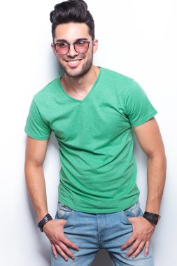 Casual adam baş parmakları ceplerine bakar