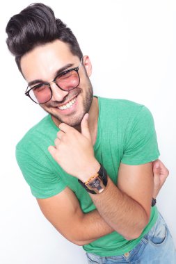 Casual adam çene de el ile