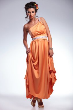 güzellik kadın elbise eller ile bakıyor