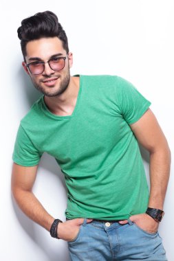 Casual adam iki elle ceplerine bakar