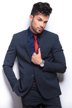 eğik head ve yaka üzerinde el ile iş adamı