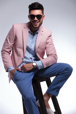 Casual adam elini cebine oturmuş