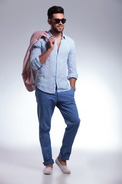 Casual adam el cep ve ceket omzunda