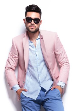 Casual adam ile her ikisi ön cepler eller