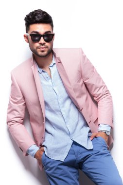 Casual adam eller cepler ve yükseltilmiş lapels