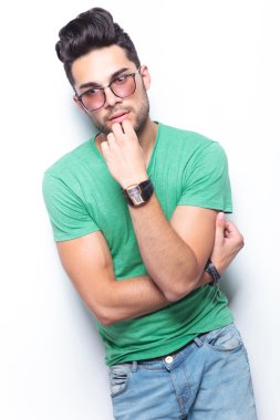 dalgın casual adam çene de el ile