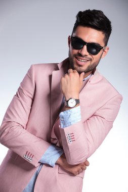 Casual adam ile yükseltilmiş lapels el çene tutar.