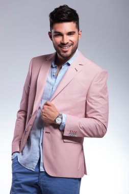 Casual adam gülümsüyor ile ceket ver