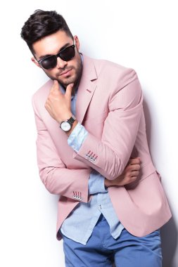 casual adam düşünceli aşağı bakıyor