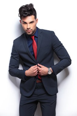 iş adamı ceketini unbuttons