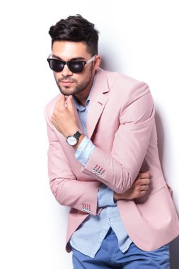 dalgın casual adam çenesine dokunuyor