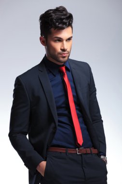 iş adamı uzak elleri ceplerinde görünüyor.