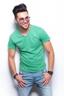Casual adam baş parmakları ceplerinde uzakta görünüyor