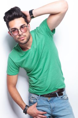 Casual adam eliyle kafasında ve cebinde