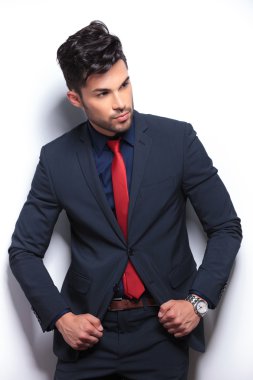 iş adamı ceketini çeker
