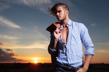 Casual adam uzakta görünüyor arkasında Günbatımı ile