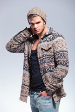 Casual adam eliyle başının arkasında ve cebinde