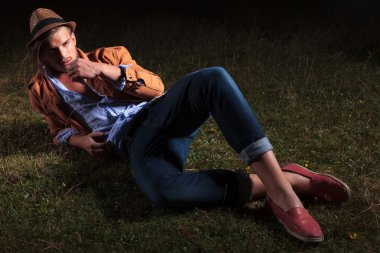 Casual adam saman ağzı açık iken tutar.