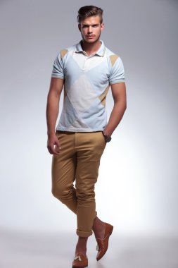 Casual adam çapraz ayaklı