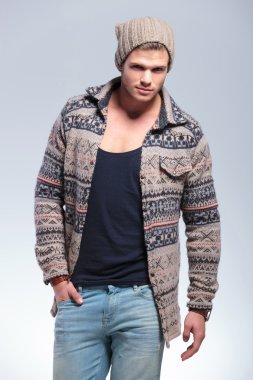 serin casual adam ile Eli cebinde duruyor.