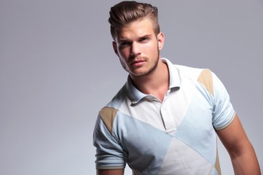casual adam uzaklara bakan closeup