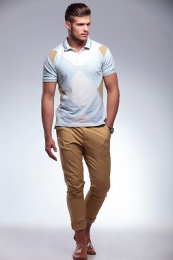 Casual adam cebinde el ile yürür.