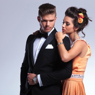 moda çift elle onun omuzlarında kadınla