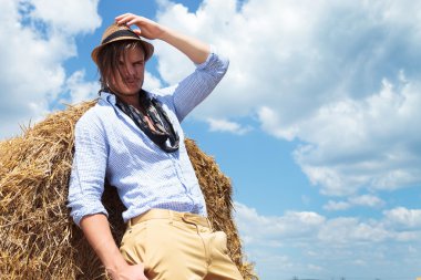 Casual adam açık haystack sana bakmak üzerinde